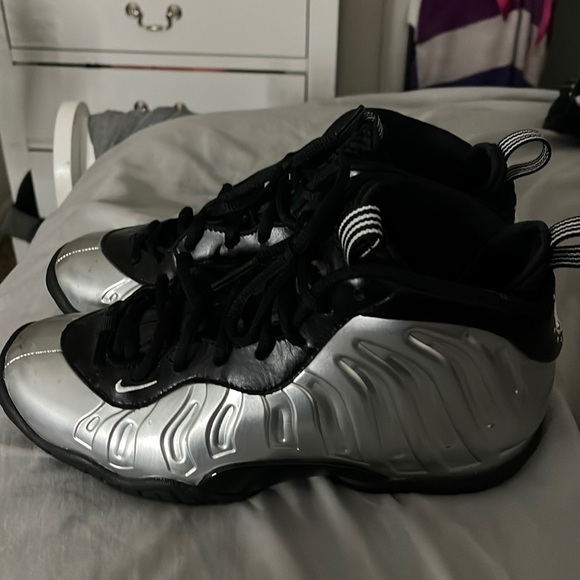 Wore 3 times no scuffs out or damage or inner damage